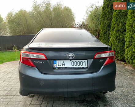 Серый Тойота Камри, объемом двигателя 2.49 л и пробегом 220 тыс. км за 12950 $, фото 1 на Automoto.ua