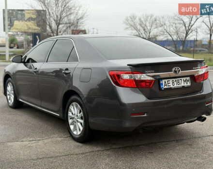 Серый Тойота Камри, объемом двигателя 2.5 л и пробегом 198 тыс. км за 13999 $, фото 3 на Automoto.ua