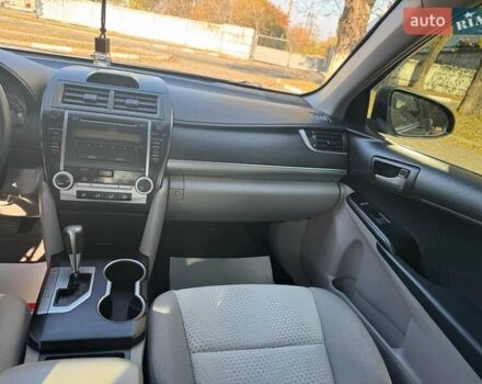 Серый Тойота Камри, объемом двигателя 2.5 л и пробегом 323 тыс. км за 9990 $, фото 13 на Automoto.ua