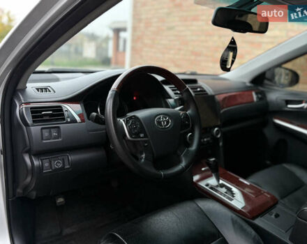 Серый Тойота Камри, объемом двигателя 2.5 л и пробегом 220 тыс. км за 12900 $, фото 14 на Automoto.ua