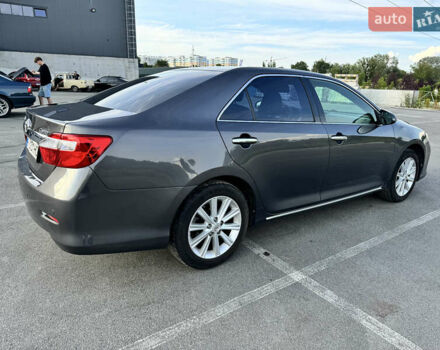 Серый Тойота Камри, объемом двигателя 2.49 л и пробегом 240 тыс. км за 12900 $, фото 2 на Automoto.ua