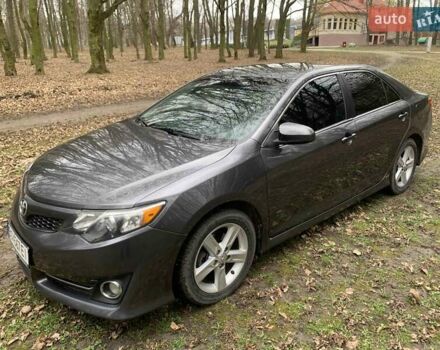 Серый Тойота Камри, объемом двигателя 2.49 л и пробегом 367 тыс. км за 10500 $, фото 3 на Automoto.ua