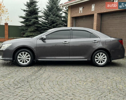 Сірий Тойота Камрі, об'ємом двигуна 2.49 л та пробігом 215 тис. км за 15000 $, фото 3 на Automoto.ua