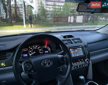 Серый Тойота Камри, объемом двигателя 2.5 л и пробегом 139 тыс. км за 13000 $, фото 2 на Automoto.ua