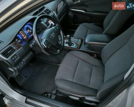 Серый Тойота Камри, объемом двигателя 2.49 л и пробегом 214 тыс. км за 18500 $, фото 5 на Automoto.ua