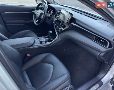 Тойота Камри 2021 в Днепре (Днепропетровске) на Automoto.ua Серый Тойота Камри, объемом двигателя 2.49 л и пробегом 78 тыс. км за 28999 $, фото 43 на Automoto.ua