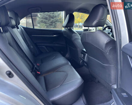 Тойота Камри 2021 в Днепре (Днепропетровске) на Automoto.ua Серый Тойота Камри, объемом двигателя 2.49 л и пробегом 78 тыс. км за 28999 $, фото 32 на Automoto.ua