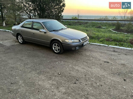 Серый Тойота Камри, объемом двигателя 2.2 л и пробегом 300 тыс. км за 3000 $, фото 1 на Automoto.ua