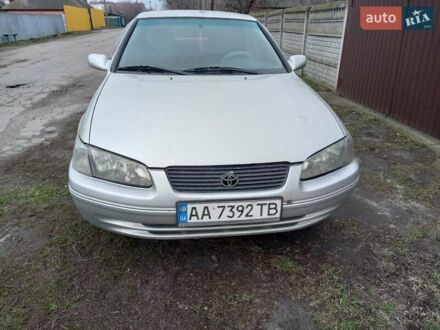 Тойота Камрі 2001 у Черкасах на Automoto.ua Сірий Тойота Камрі, об'ємом двигуна 2.2 л та пробігом 280 тис. км за 4000 $, фото 1 на Automoto.ua