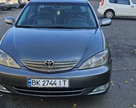 Серый Тойота Камри, объемом двигателя 3 л и пробегом 210 тыс. км за 4800 $, фото 1 на Automoto.ua