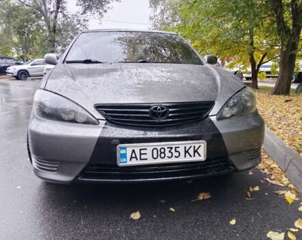 Серый Тойота Камри, объемом двигателя 2.4 л и пробегом 200 тыс. км за 4999 $, фото 1 на Automoto.ua