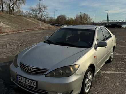 Серый Тойота Камри, объемом двигателя 2.4 л и пробегом 333 тыс. км за 5500 $, фото 1 на Automoto.ua