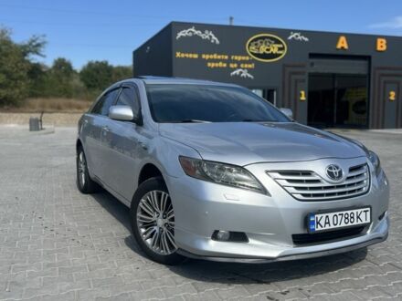 Серый Тойота Камри, объемом двигателя 2.4 л и пробегом 280 тыс. км за 8600 $, фото 1 на Automoto.ua