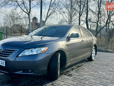 Серый Тойота Камри, объемом двигателя 3.46 л и пробегом 370 тыс. км за 9999 $, фото 1 на Automoto.ua