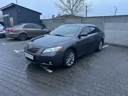 Серый Тойота Камри, объемом двигателя 2.4 л и пробегом 232 тыс. км за 8600 $, фото 1 на Automoto.ua