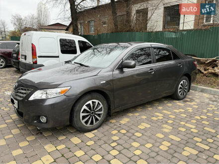 Сірий Тойота Камрі, об'ємом двигуна 2.4 л та пробігом 326 тис. км за 7500 $, фото 1 на Automoto.ua