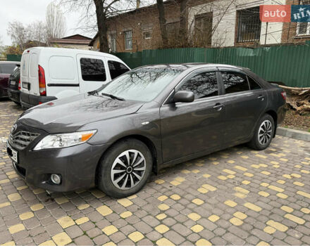 Сірий Тойота Камрі, об'ємом двигуна 2.4 л та пробігом 326 тис. км за 7500 $, фото 1 на Automoto.ua