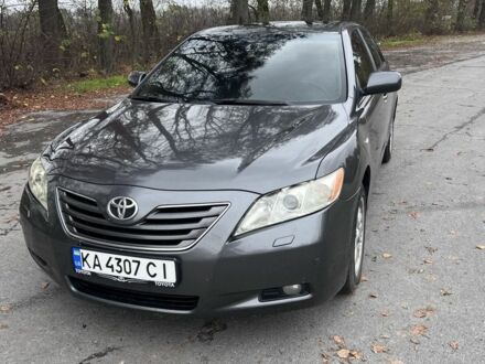 Серый Тойота Камри, объемом двигателя 2.4 л и пробегом 260 тыс. км за 8100 $, фото 1 на Automoto.ua