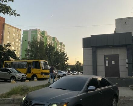 Серый Тойота Камри, объемом двигателя 2.4 л и пробегом 330 тыс. км за 5800 $, фото 1 на Automoto.ua