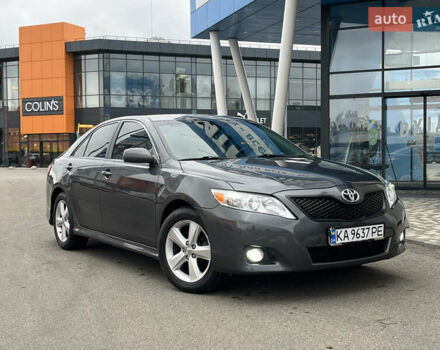 Серый Тойота Камри, объемом двигателя 2.49 л и пробегом 213 тыс. км за 8890 $, фото 1 на Automoto.ua