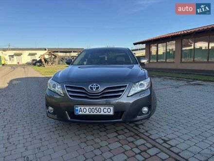 Тойота Камрі 2010 у Іршава на Automoto.ua Сірий Тойота Камрі, об'ємом двигуна 2.36 л та пробігом 258 тис. км за 9500 $, фото 1 на Automoto.ua