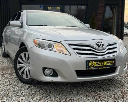 Серый Тойота Камри, объемом двигателя 2.5 л и пробегом 200 тыс. км за 9999 $, фото 1 на Automoto.ua