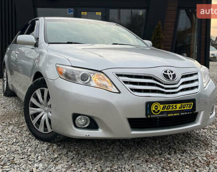 Серый Тойота Камри, объемом двигателя 2.49 л и пробегом 200 тыс. км за 9999 $, фото 1 на Automoto.ua