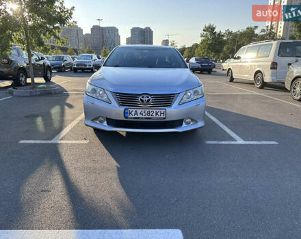 Серый Тойота Камри, объемом двигателя 2.49 л и пробегом 200 тыс. км за 12000 $, фото 1 на Automoto.ua