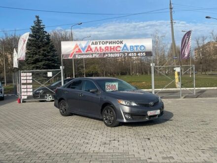 Серый Тойота Камри, объемом двигателя 2.5 л и пробегом 301 тыс. км за 9900 $, фото 1 на Automoto.ua