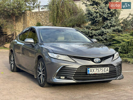 Тойота Камри 2023 в Ровно на Automoto.ua Серый Тойота Камри, объемом двигателя 2.49 л и пробегом 10 тыс. км за 32800 $, фото 1 на Automoto.ua