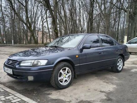 Синий Тойота Камри, объемом двигателя 2.2 л и пробегом 357 тыс. км за 3200 $, фото 1 на Automoto.ua