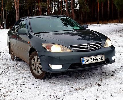 Зеленый Тойота Камри, объемом двигателя 2.4 л и пробегом 333 тыс. км за 5200 $, фото 3 на Automoto.ua