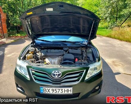 Зеленый Тойота Камри, объемом двигателя 2.5 л и пробегом 227 тыс. км за 8500 $, фото 1 на Automoto.ua