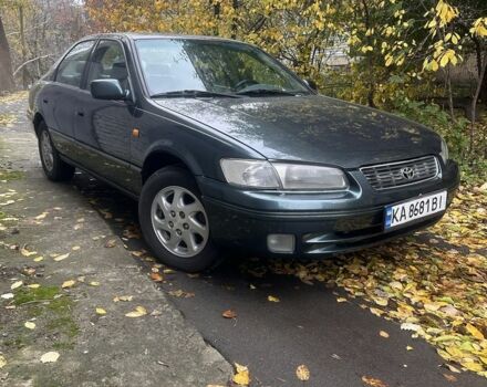 Зеленый Тойота Камри, объемом двигателя 3 л и пробегом 350 тыс. км за 3600 $, фото 1 на Automoto.ua