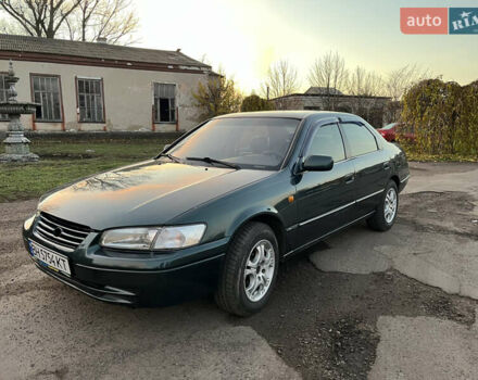 Зеленый Тойота Камри, объемом двигателя 3 л и пробегом 355 тыс. км за 3400 $, фото 1 на Automoto.ua