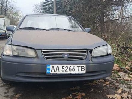 Зеленый Тойота Камри, объемом двигателя 2.2 л и пробегом 250 тыс. км за 3000 $, фото 1 на Automoto.ua