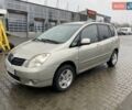 Серый Тойота Королла Версо, объемом двигателя 2 л и пробегом 390 тыс. км за 5600 $, фото 1 на Automoto.ua