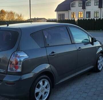 Серый Тойота Королла Версо, объемом двигателя 2 л и пробегом 313 тыс. км за 5700 $, фото 1 на Automoto.ua