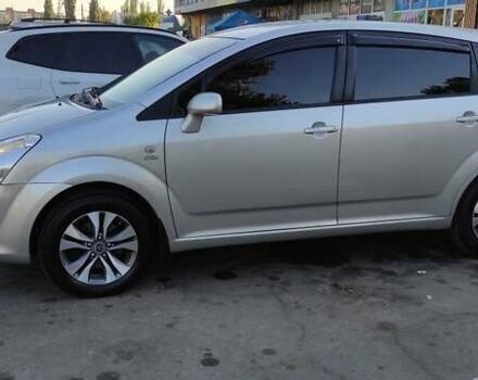 Серый Тойота Королла Версо, объемом двигателя 2 л и пробегом 400 тыс. км за 6300 $, фото 2 на Automoto.ua