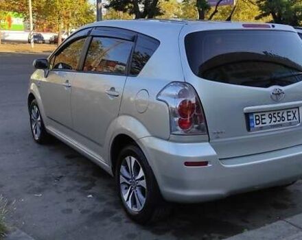 Серый Тойота Королла Версо, объемом двигателя 2 л и пробегом 400 тыс. км за 6300 $, фото 1 на Automoto.ua