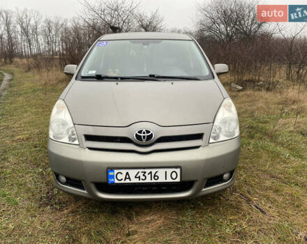 Серый Тойота Королла Версо, объемом двигателя 2.2 л и пробегом 277 тыс. км за 6800 $, фото 1 на Automoto.ua