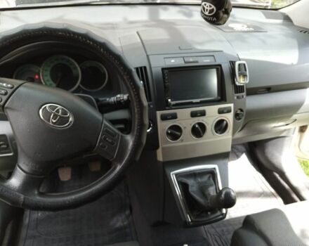 Серый Тойота Королла Версо, объемом двигателя 2 л и пробегом 350 тыс. км за 4500 $, фото 1 на Automoto.ua