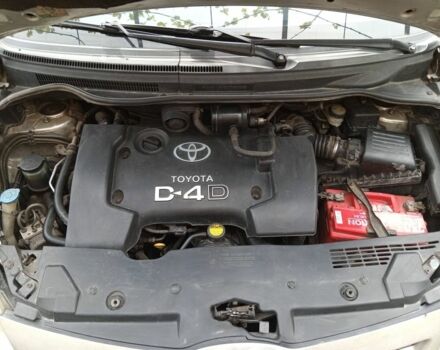 Серый Тойота Королла Версо, объемом двигателя 2 л и пробегом 350 тыс. км за 4500 $, фото 7 на Automoto.ua