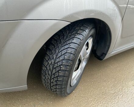 Сірий Тойота Королла Версо, об'ємом двигуна 2 л та пробігом 260 тис. км за 4300 $, фото 3 на Automoto.ua