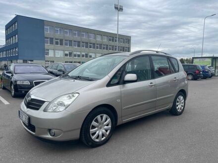 Серый Тойота Королла Версо, объемом двигателя 2 л и пробегом 206 тыс. км за 3250 $, фото 1 на Automoto.ua