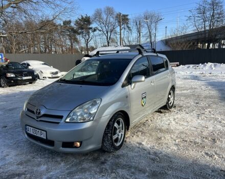 Серый Тойота Королла Версо, объемом двигателя 2 л и пробегом 350 тыс. км за 4400 $, фото 1 на Automoto.ua