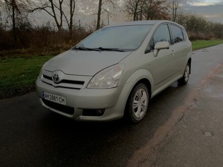 Серый Тойота Королла Версо, объемом двигателя 2 л и пробегом 243 тыс. км за 4800 $, фото 1 на Automoto.ua