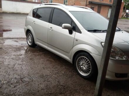 Серый Тойота Королла Версо, объемом двигателя 2.2 л и пробегом 333 тыс. км за 3400 $, фото 1 на Automoto.ua