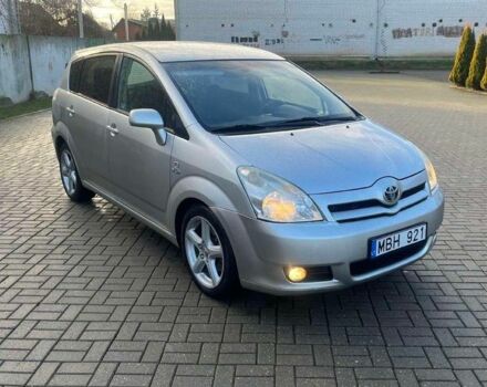 Серый Тойота Королла Версо, объемом двигателя 2.2 л и пробегом 329 тыс. км за 3500 $, фото 1 на Automoto.ua