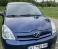 Синий Тойота Королла Версо, объемом двигателя 2 л и пробегом 314 тыс. км за 5600 $, фото 1 на Automoto.ua